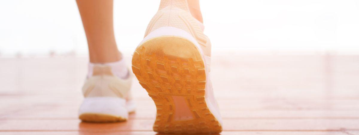Como aliviar el dolor de pies al caminar