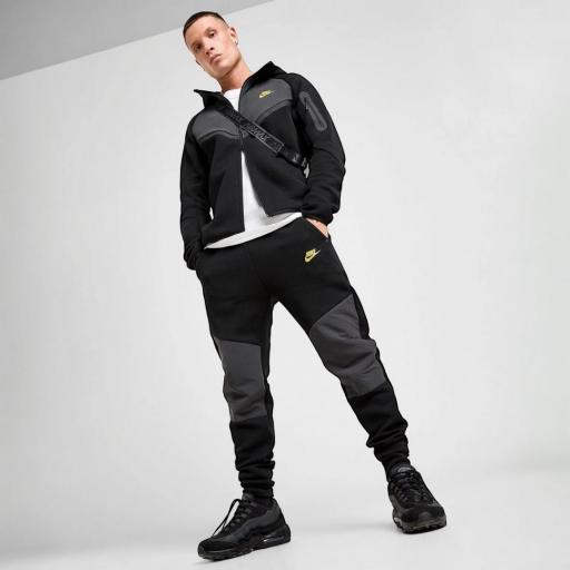 Nike Pantalones de chándal Tech Mix [0]