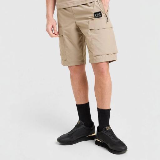 EA7 Emporio Armani pantalón corto Cargo Badge Woven [1]