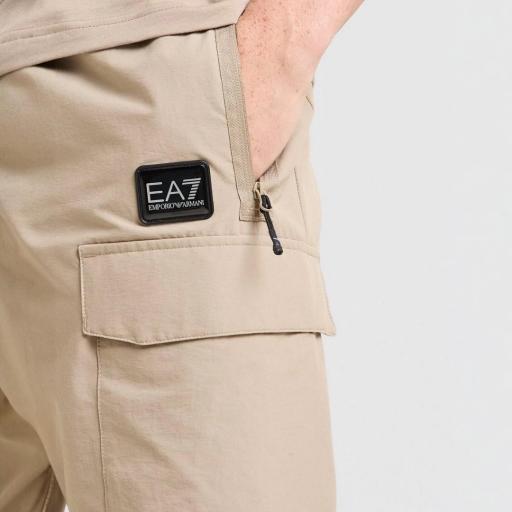 EA7 Emporio Armani pantalón corto Cargo Badge Woven [2]