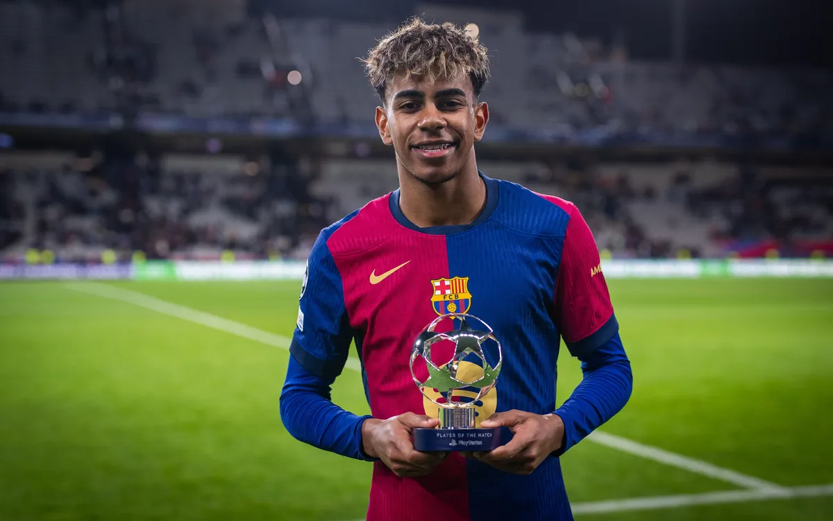 Lamine Yamal jugador del FC Barcelona con trofeo MVP
