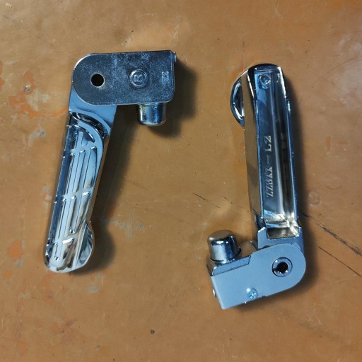 Reposapiés traseros abatibles cromados [2]