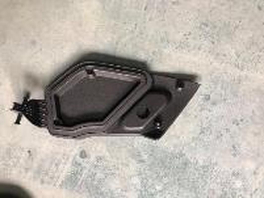 CUBIERTA INTERIOR DEL COMPARTIMENTO DELANTERO