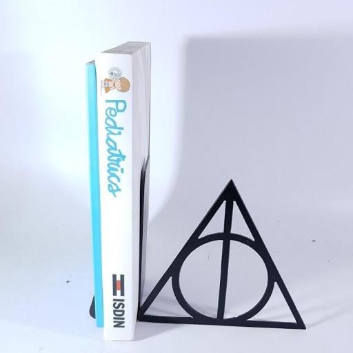 sujeta libros Harry Potter o reliquia [1]