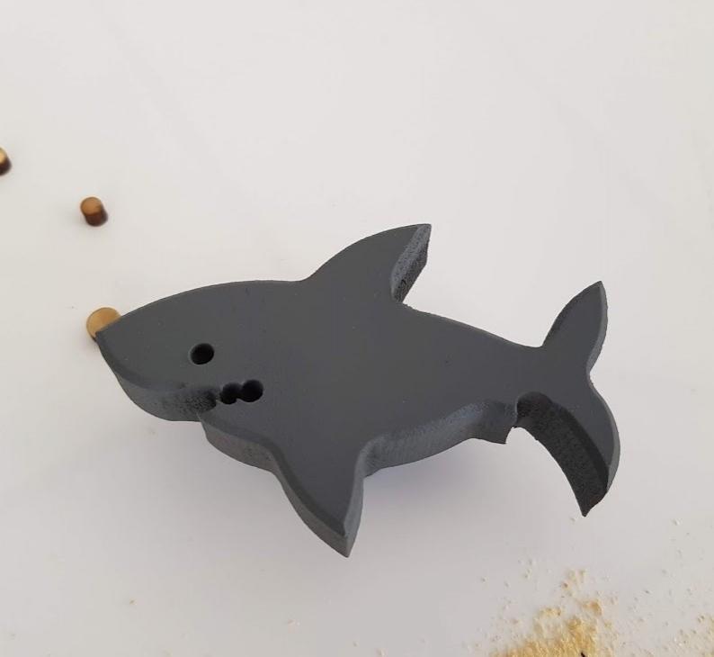 tirador/colgador tiburón