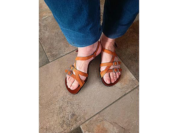 BAREFOOT KARINA COLOR TOSTADO, muestra único par.  [1]