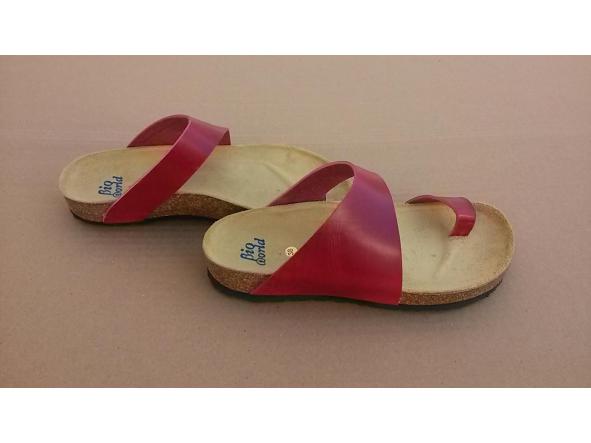 CANGURO ROJO,  sandalias veganas, sandalias veganas mujer, calzado vegano, sandalias de tacón bajo, sandalias bioworld, vegan shoes, sandalias color camel.  [3]
