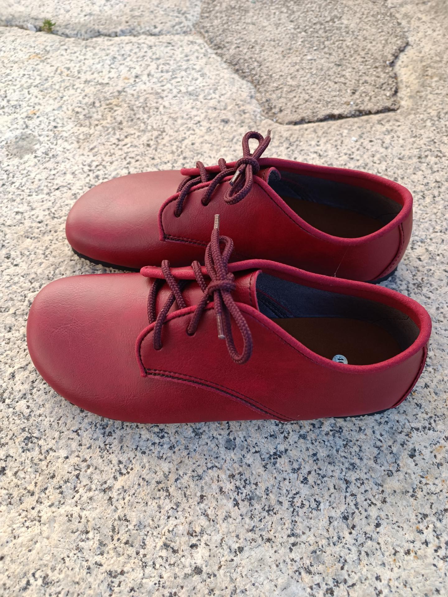 BAREFOOT AUSTIN color rojo, suelas Vibram SUPERNEWFLEX​ de 6mm de grosor, zapatos Barefoot para mujer y hombre, calzado Barefoot, zapato veganos, eco-friendly, barefoot.