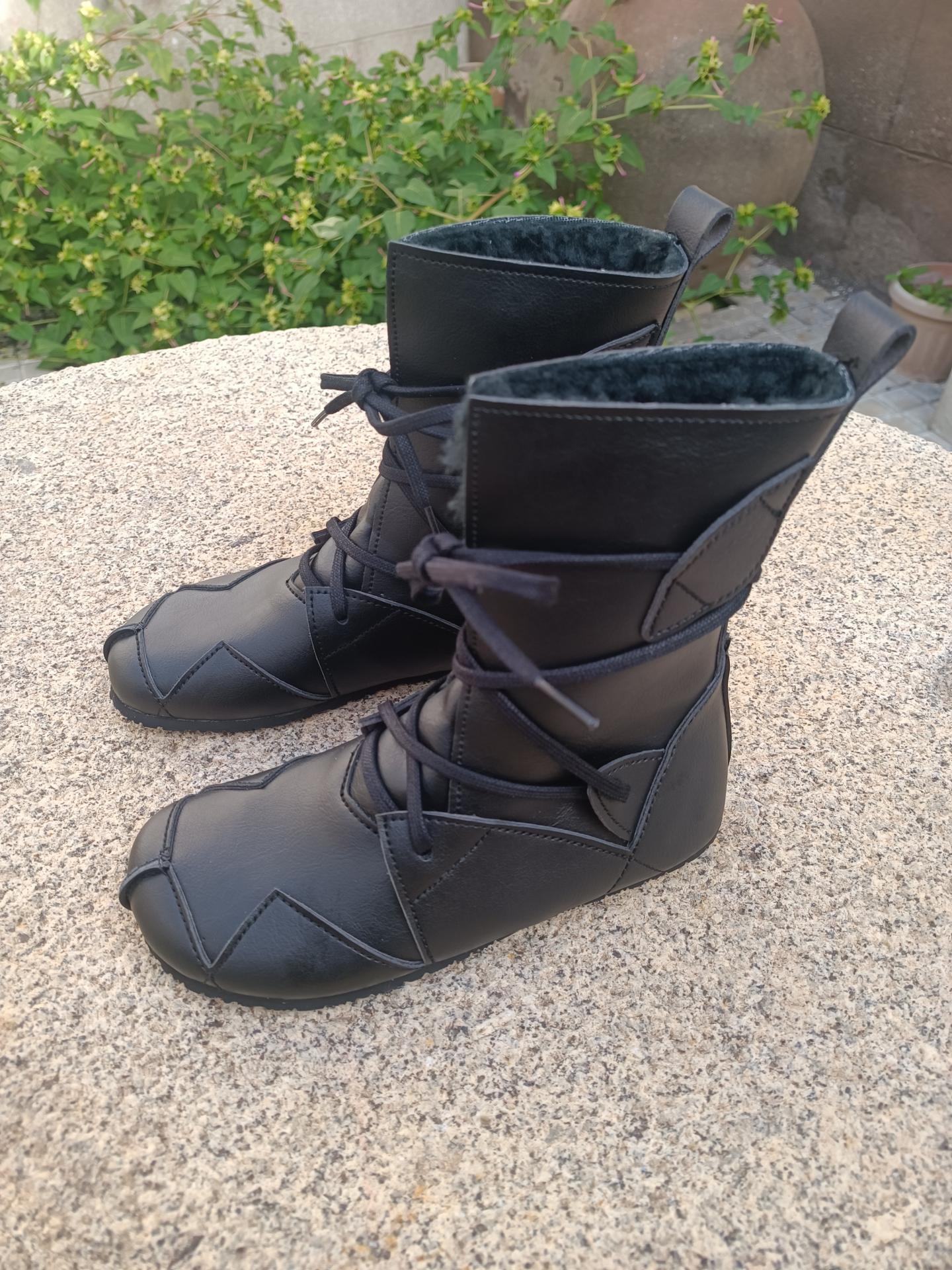 BAREFOOT BOSQUE color NEGRO con forro negro,  suelas Vibram SUPERNEWFLEX​ de 6mm de grosor, zapatos Barefoot para mujer y hombre, calzado Barefoot, zapato veganos, eco-friendly, barefoot.