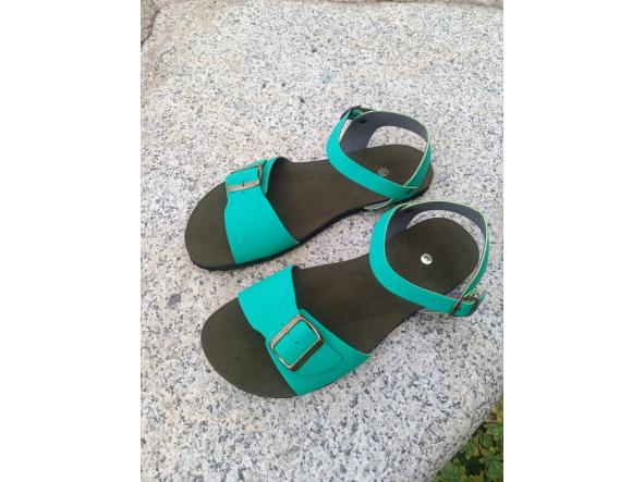 MODELO DE TRANSICION A BAREFOOT NILO color verde, Planta de 1,5 mm suede, y suelas  Eva Analco, 1 cm de grosor,  total 1,15 cm, super cómodas y flexibles. 