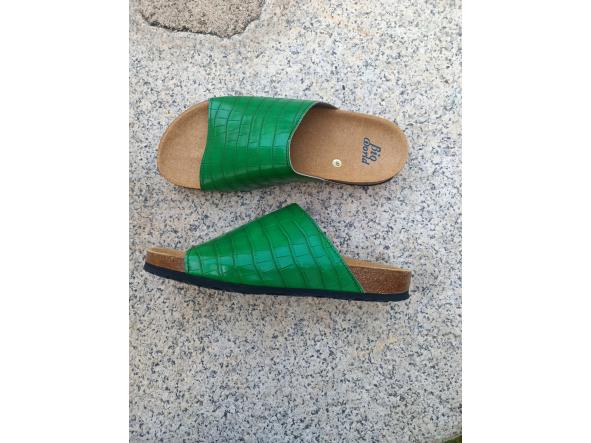 VERA VERDE,  sandalias veganas, sandalias veganas mujer, calzado vegano, sandalias de tacón bajo, sandalias bioworld, vegan shoes, sandalias color camel.  [2]