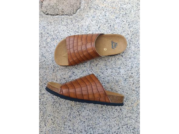 VERA MARRÓN,  sandalias veganas, sandalias veganas mujer, calzado vegano, sandalias de tacón bajo, sandalias bioworld, vegan shoes, sandalias color camel.  [1]