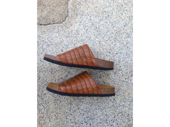VERA MARRÓN,  sandalias veganas, sandalias veganas mujer, calzado vegano, sandalias de tacón bajo, sandalias bioworld, vegan shoes, sandalias color camel.  [3]