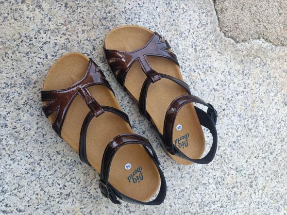 EURIDICE,  sandalias veganas, sandalias veganas mujer, calzado vegano, sandalias de tacón bajo, sandalias bioworld, vegan shoes, sandalias color camel. 