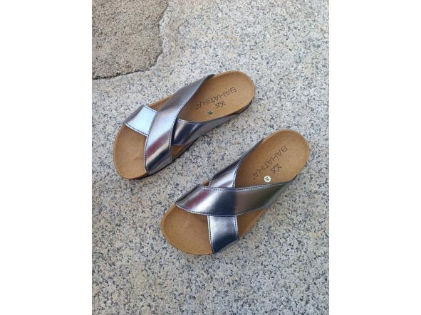 modelo AGUA,  sandalias veganas, sandalias veganas mujer, calzado vegano, sandalias de tacón bajo, sandalias bioworld, vegan shoes, sandalias color camel. 