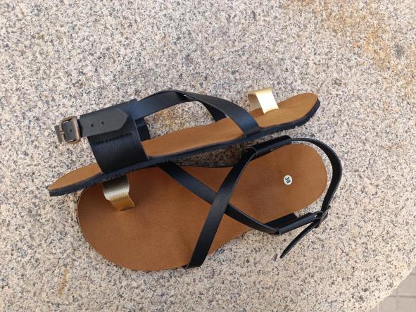 BAREFOOT SABANA COLOR NEGRO, con dos hebillas de ajuste, sandalias Barefoot para mujer y hombre. [2]