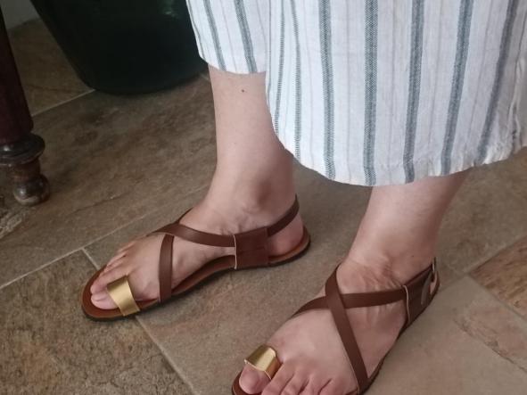 BAREFOOT SABANA COLOR MARRON, con dos hebillas de ajuste, sandalias Barefoot para mujer y hombre. [1]
