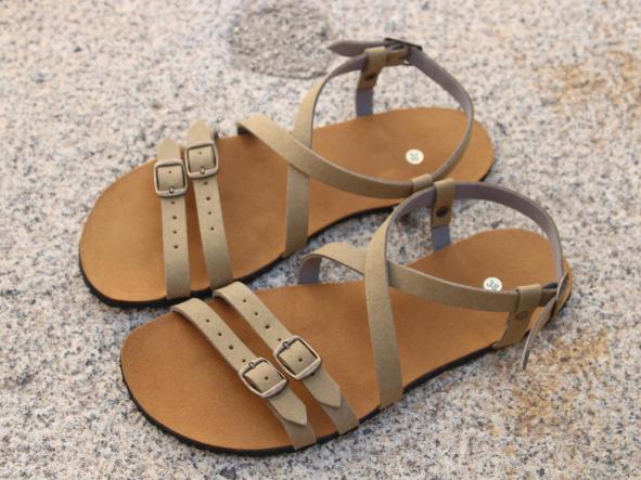 BAREFOOT JARDÍN color HOJARASCA, con dos hebillas de ajuste en pala, sandalias para mujer y hombre, calzado descalzo, sandalias veganas, eco-friendly, barefoot. [1]