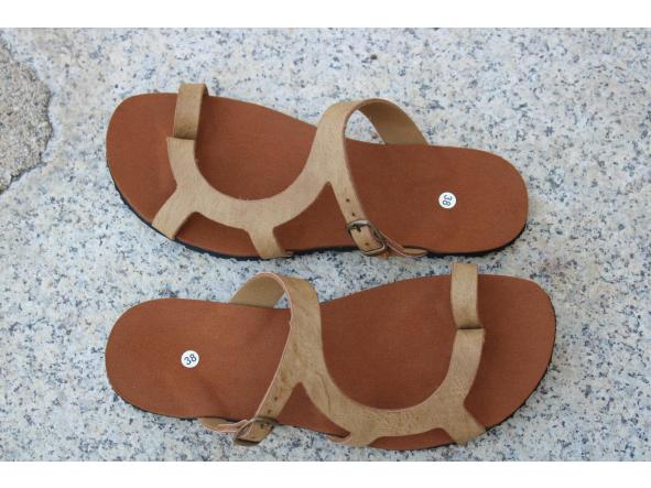 BAREFOOT LUNA, Color PIEDRA, con suela TANK, 6mm de VIBRAM