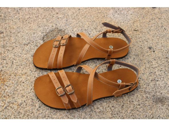 BAREFOOT JARDÍN color CAMEL, con dos hebillas de ajuste, sandalias Barefoot para mujer y hombre. [1]