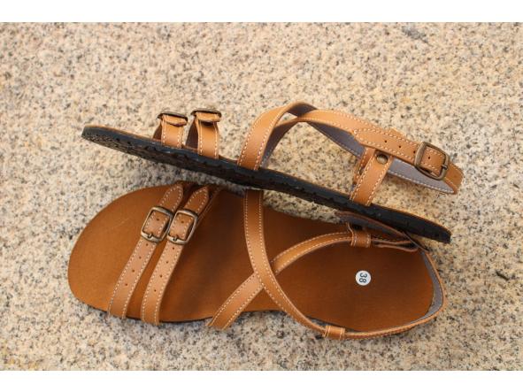BAREFOOT JARDÍN color CAMEL, con dos hebillas de ajuste, sandalias Barefoot para mujer y hombre. [2]