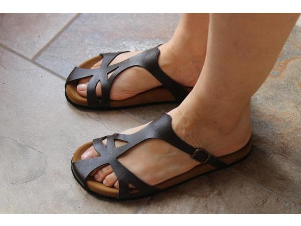 MODELO W26 , COLOR MARRÓN OSCURO, SISTEMA BIOFLEX, PLANTA ANATOMICA Y SUELA VIBRAM Edera, sandalias veganas, calzado vegano.