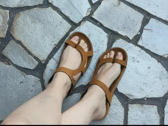 SISTEMA BIOFLEX, PLANTA ANATOMICA Y SUELA VIBRAM Edera, Modelo Luna Camel, sandalias veganas, calzado vegano.