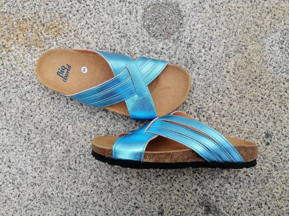 PAVÍA,  sandalias veganas, sandalias veganas mujer, calzado vegano, sandalias de tacón bajo, sandalias bioworld, vegan shoes, sandalias color camel.  [2]