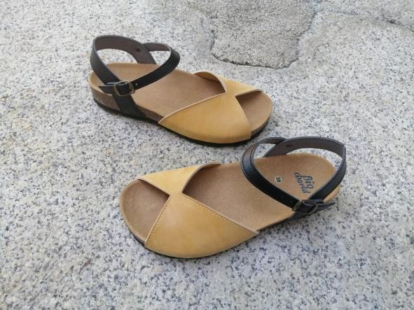 AGUILAR NEGRO Y CAMEL, sandalias para mujer y hombre, sandalias veganas, eco-friendly, sin productos de origen animal, moda vegana, zapatos sostenibles, calzado ético.
