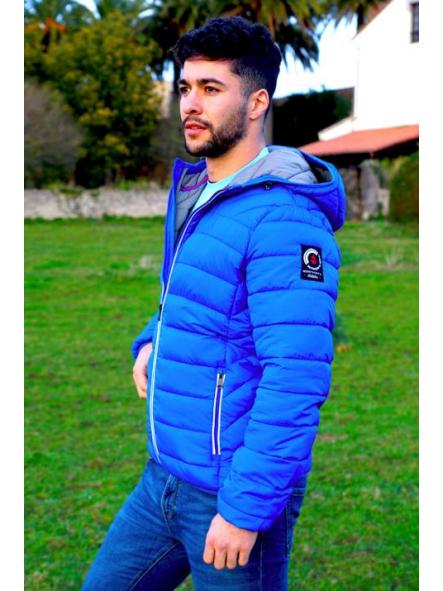 Anorak color azul con capucha