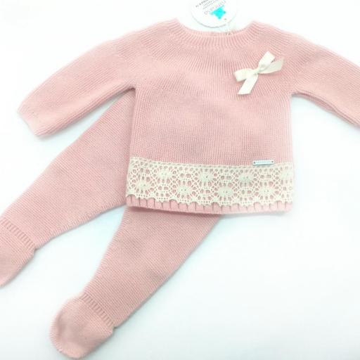 Conjunto de bebé en rosa empolvado con puntilla marfil de Pangasa.
