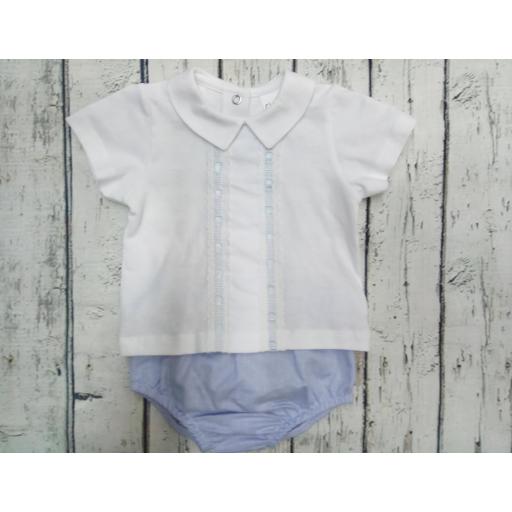 Conjunto de bebé blanco y azul de Glory .