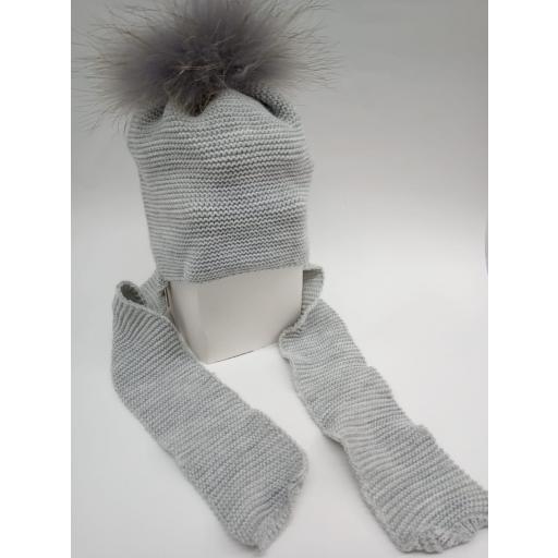Gorro con bufanda gris y pompón de pelo [0]