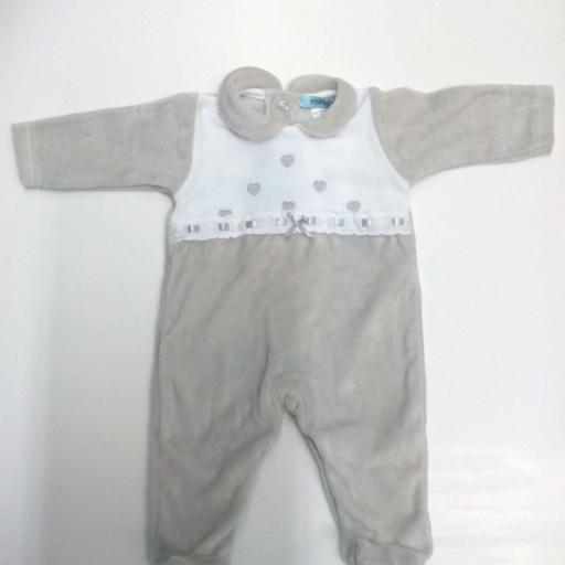 Pijama bebé en gris de corazones de Popys