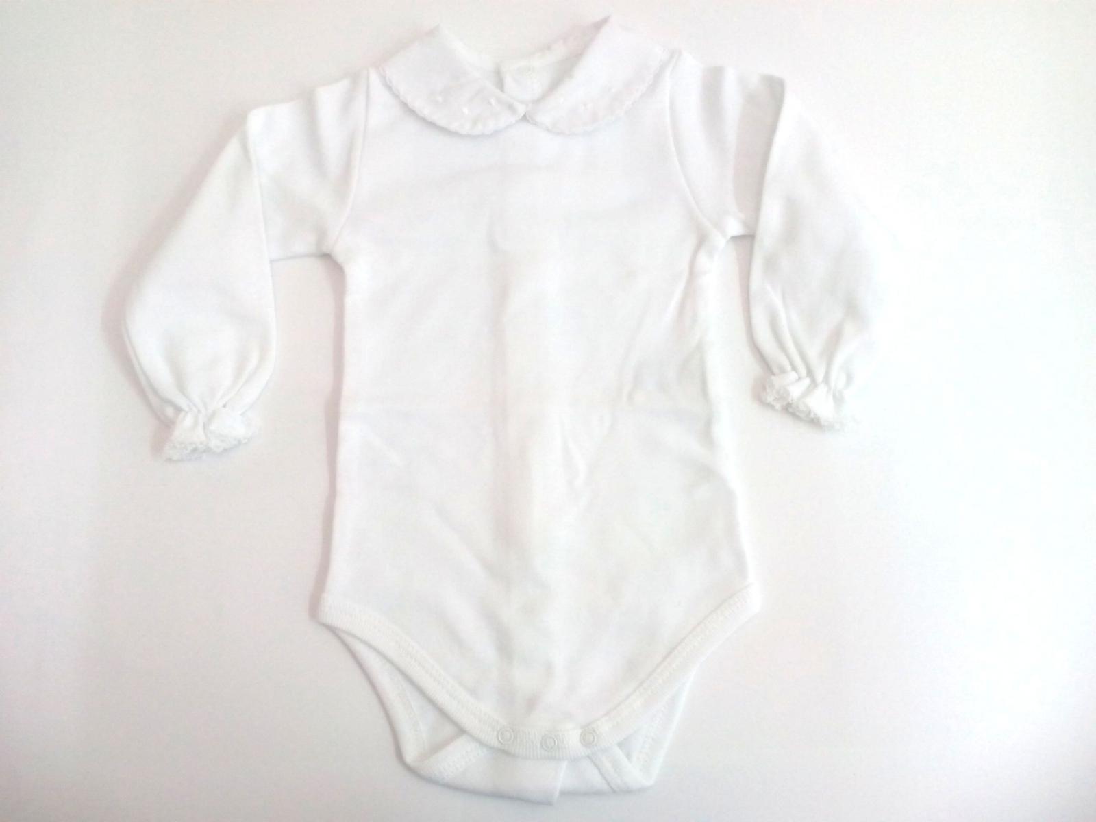 Body de bebé con cuellos en blanco de manga larga. 