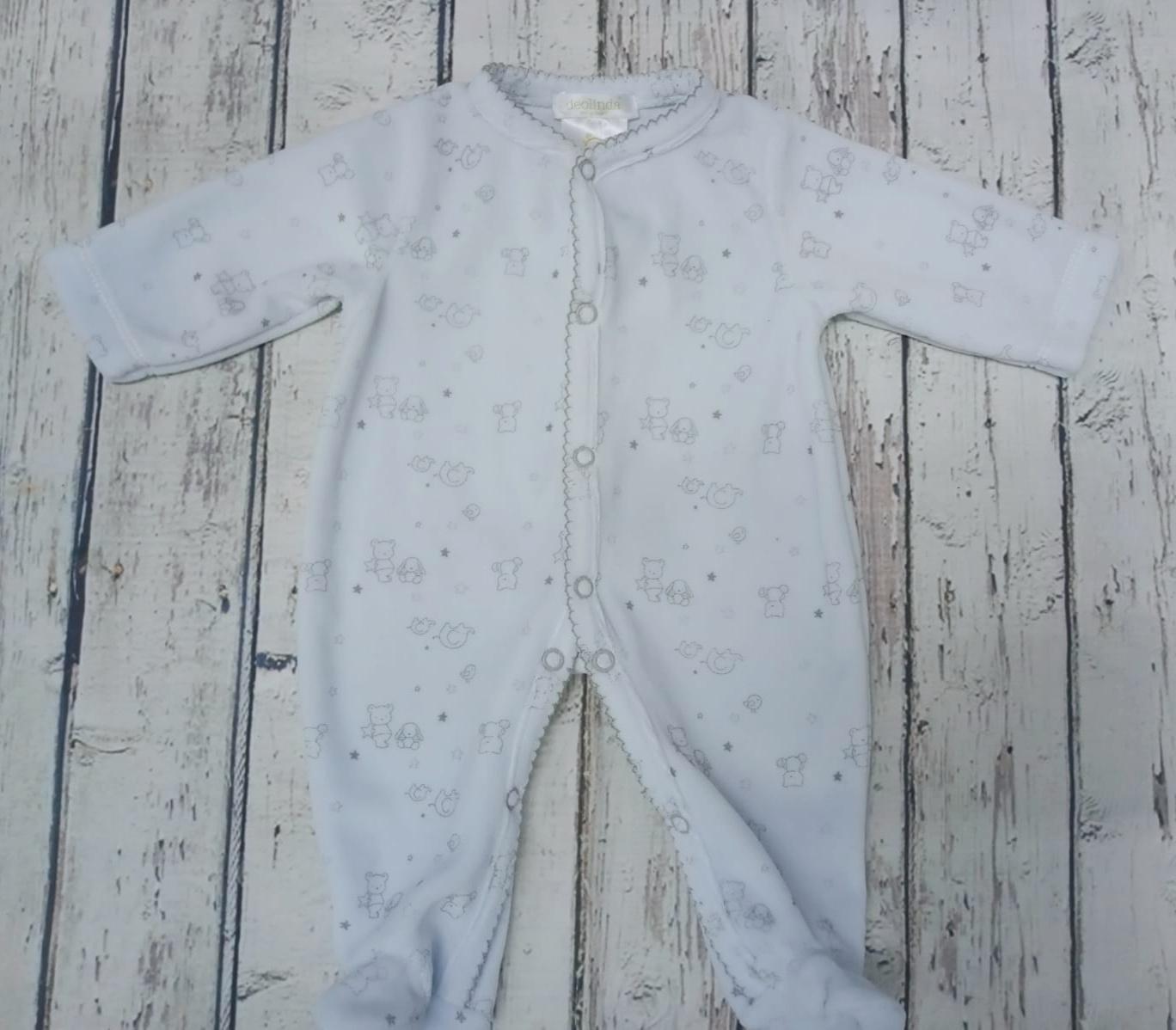Pijama de bebè azul con oso gris de Deolinda.