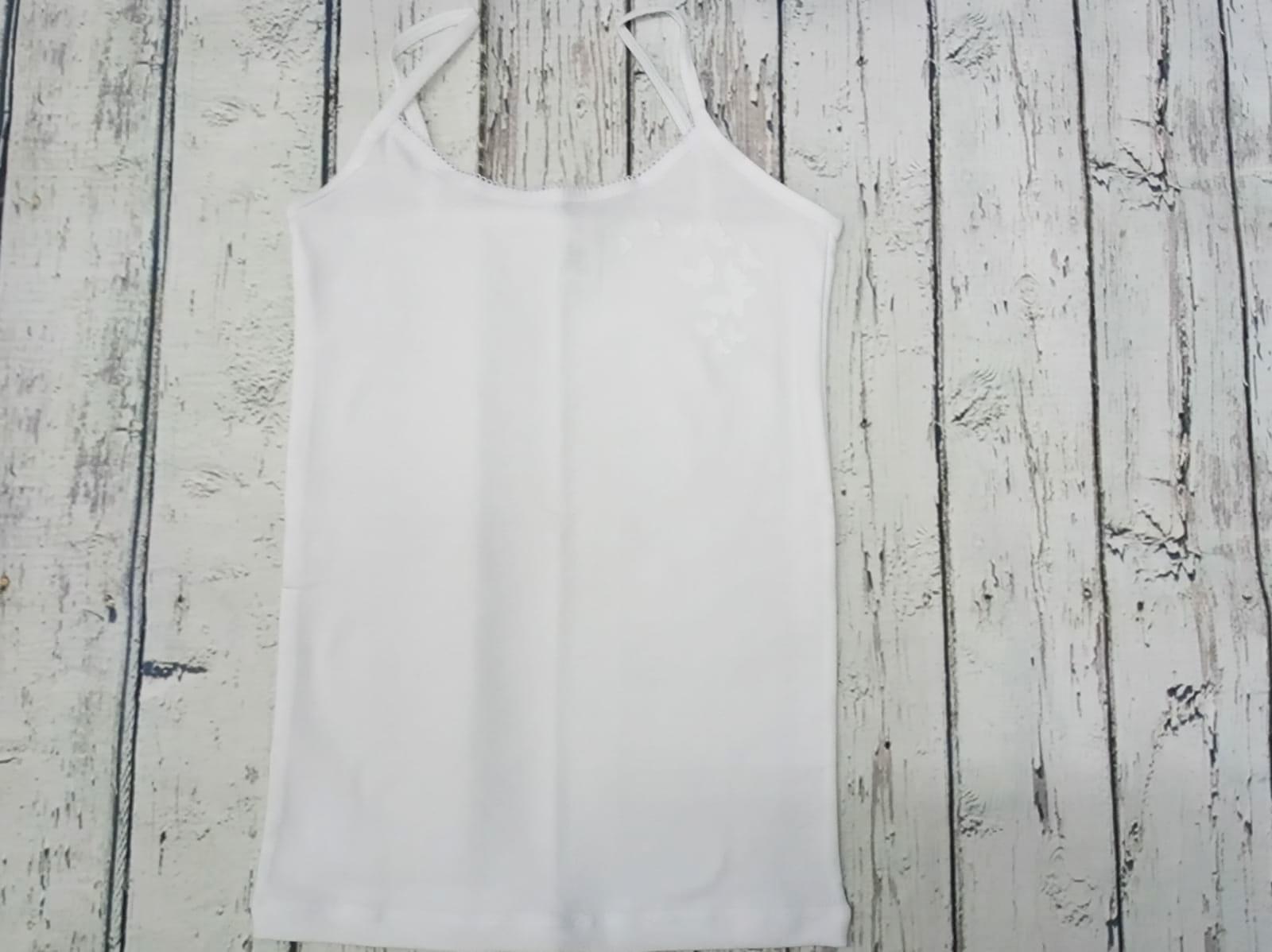 Camiseta interior blanca de niña de tirantes " Mariposas"  de Pera.