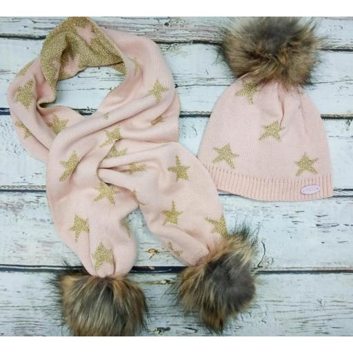 Gorro de niña con bufanda Rosa Palo con estrellas doradas y pompóm de pelo sintético. [0]
