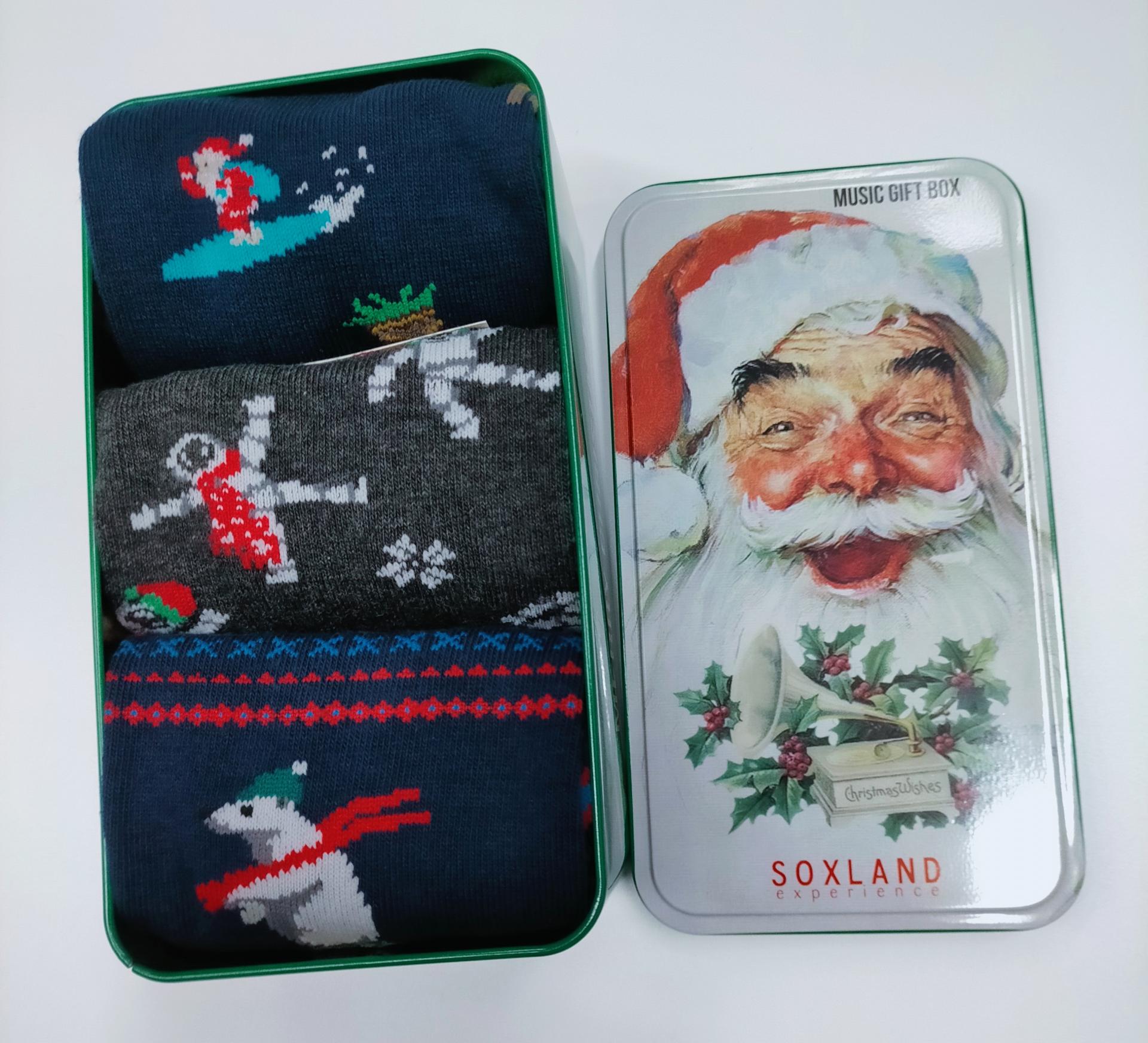 Caja musical  con 3 calcetines de Chico de Navidad.