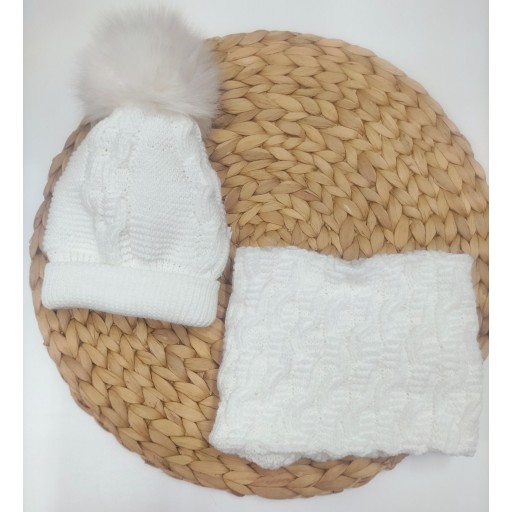 Gorro de bebé en  marfil con pompón y cuello de Mac Ilusión.