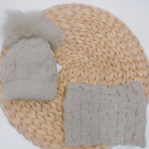 Gorro de bebé en  color NUEZ con pompón y cuello de Mac Ilusión.