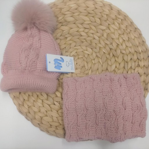 Gorro de bebé en  rosa empolvado con pompón y cuello de Mac Ilusión.