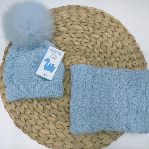 Gorro de bebé en  azul  con pompón y cuello de Mac Ilusión.