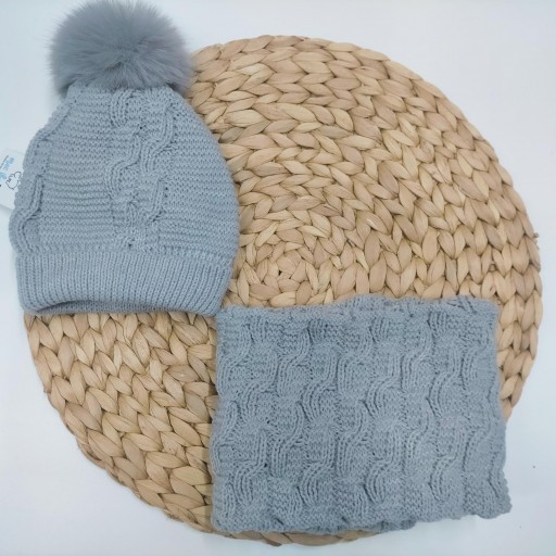 Gorro de bebé en  gris con pompón y cuello de Mac Ilusión.