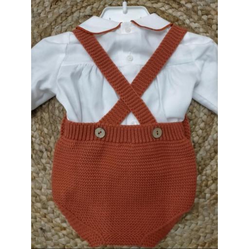 Peto de punto en  naranja con blusa de Pangasa baby. [1]