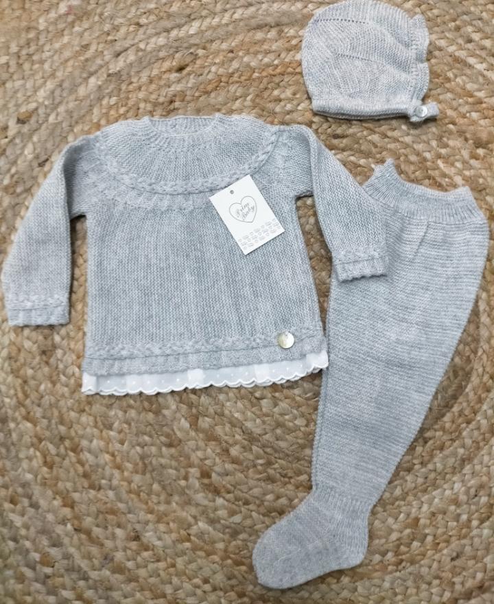 Jersey puntilla de bebé con polaina y gorro en gris de prim Baby..
