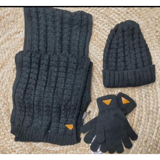 Gorro  con bufanda y guantes de  chica negro  de Privata. [0]