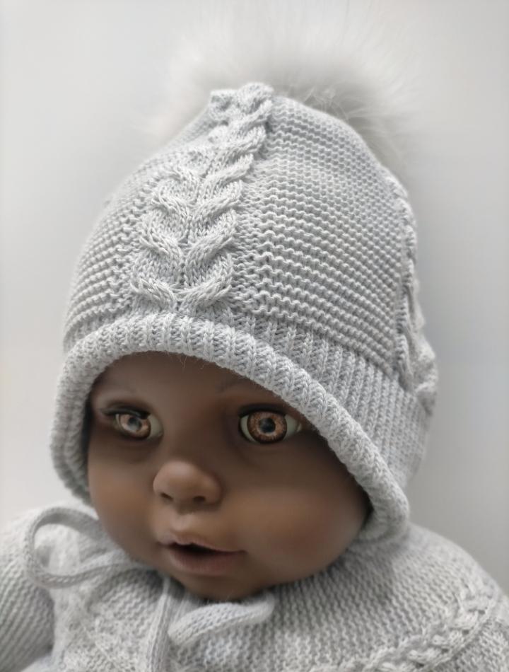 Gorro de bebé gris con pompóm de pelo natural. 