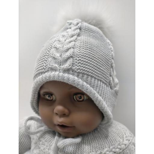 Gorro de bebé gris con pompóm de pelo natural. 