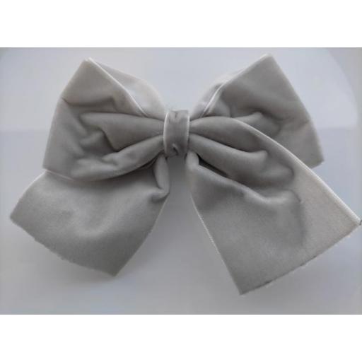 Lazo de pelo gris de terciopelo de Inca Hair. [0]